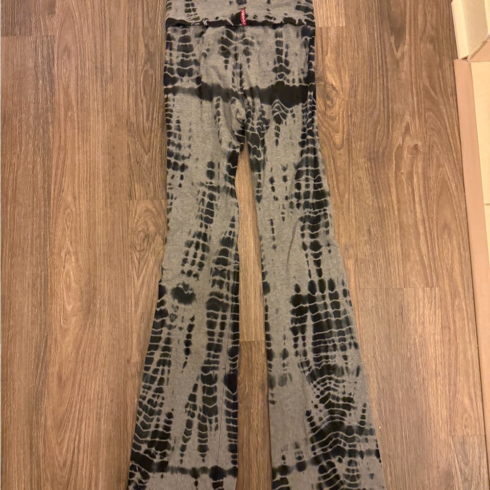 Chic Tie-Dye Flare Jeans in Gray and Black